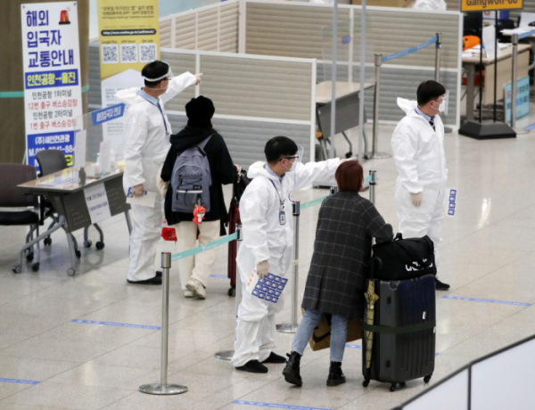 ▲인천국제공항 제1터미널 입국장에서 해외입국자들이 방역 관계자의 안내를 받고 있다. (뉴시스)