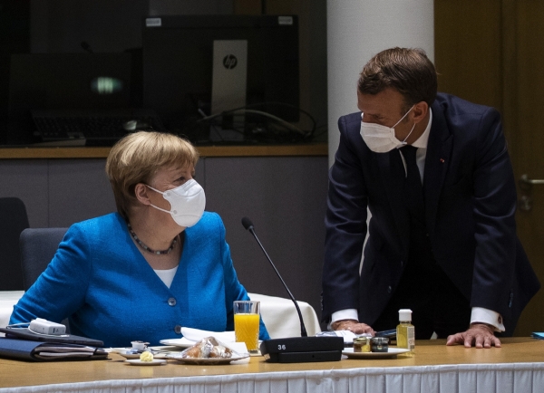 ▲앙겔라 메르켈(왼쪽) 독일 총리와 에마뉘엘 마크롱 프랑스 대통령이 지난해 7월 18일 벨기에 브뤼셀에서 열린 유럽연합(EU) 정상회의 이틀째 회의 석상에서 대화를 나누고 있다.  연합뉴스
