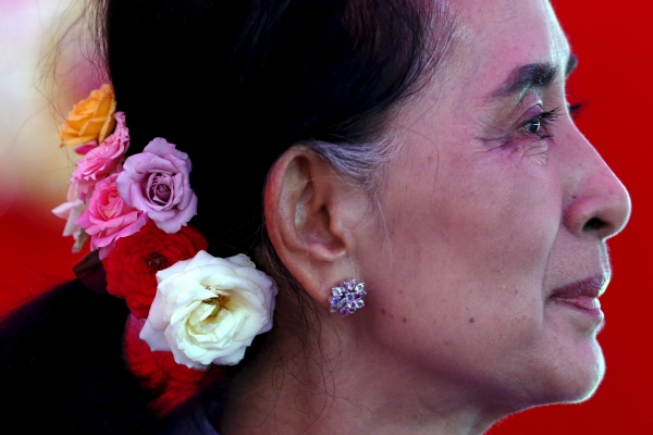 ▲2015년 11월 5일 아우산 수치 미얀마 국가고문이 양곤에서 열린 기자회견에서 정면을 응시하고 있다. 양곤/로이터연합뉴스
