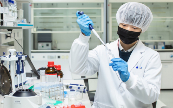 ▲SK바이오사이언스 연구원이 백신 개발을 위한 R&D를 진행하고 있다. (사진제공=SK바이오사이언스)