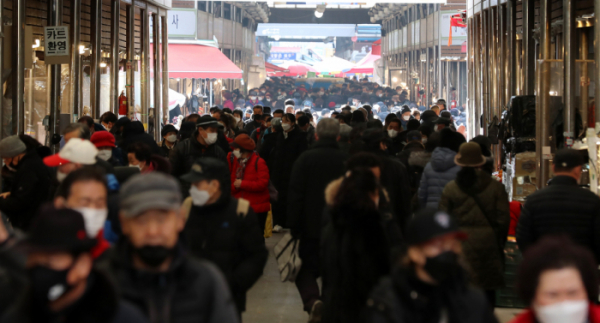 ▲코로나19 확산 차단을 위해 정부가 설날 당일을 포함한 설 연휴에도 5인 이상 사적 모임 금지 조치를 시행할 예정인 가운데, 지난달 31일 서울 동대문구 청량리종합시장이 물품을 구매하려는 시민들로 붐비고 있다. (뉴시스)