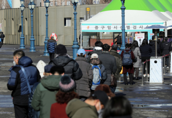 ▲4일 서울역 광장에 설치된 중구 임시 선별검사소에서 시민들이 검사를 받기 위해 대기하고 있다. (사진제공=뉴시스)