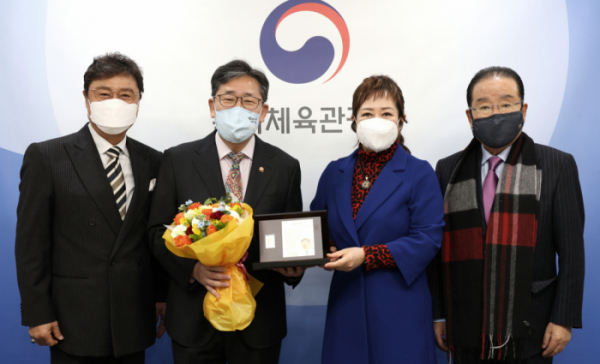 ▲남진(왼쪽부터), 박양우 장관, 이자연, 김광진(사진제공=대한가수협회)