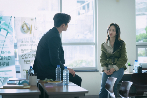 ▲‘선배, 그 립스틱 바르지 마요’ 원진아, 로운(사진제공=JTBC스튜디오)