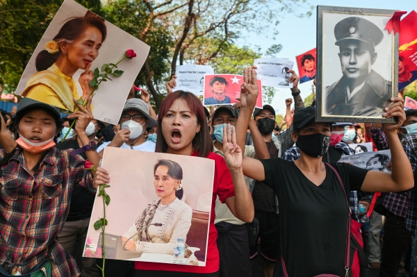 ▲8일 미얀마 양곤에서 쿠데타에 항의하는 시위대가 세 손가락을 들어보이며 아웅산 수치 국가고문의 석방을 요구하고 있다. 양곤/로이터연합뉴스
