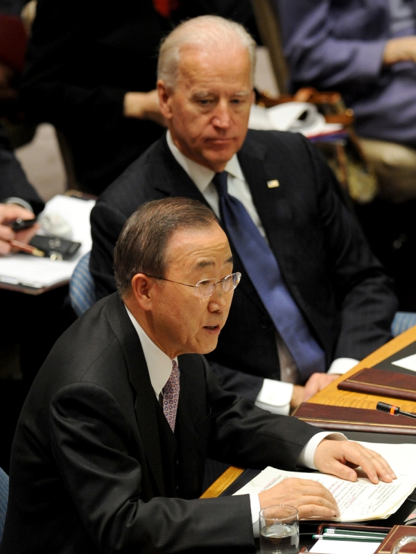 ▲2010년 12월 15일(현지시간) 미국 뉴욕에서 열린 유엔 안전보장이사회에서 조 바이든 당시 미국 부통령이 반기문 당시 유엔사무총장을 응시하고 있다. 뉴욕/AP뉴시스
