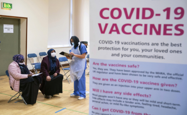 ▲영국 런던의 신종 코로나바이러스 감염증(코로나19) 백신 접종소에서 6일(현지시간) 사람들이 백신을 맞기 위해 기다리고 있다. 런던/AP연합뉴스