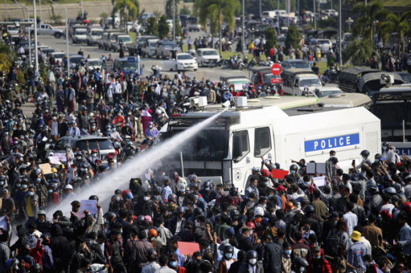 ▲수도 네피도에서 8일(현지시간) 경찰이 쿠데타 항의 시위대를 향해 물대포를 쏘고 있다. 네피도/AP뉴시스