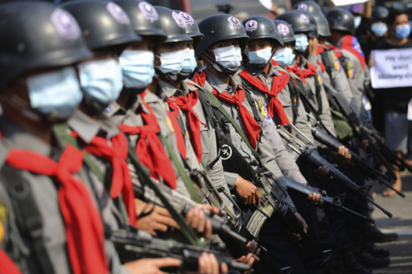▲미얀마 수도 네피도에서 8일(현지시간) 무장 경찰이 시위대와 대치하고 있다. 네피도/AP뉴시스