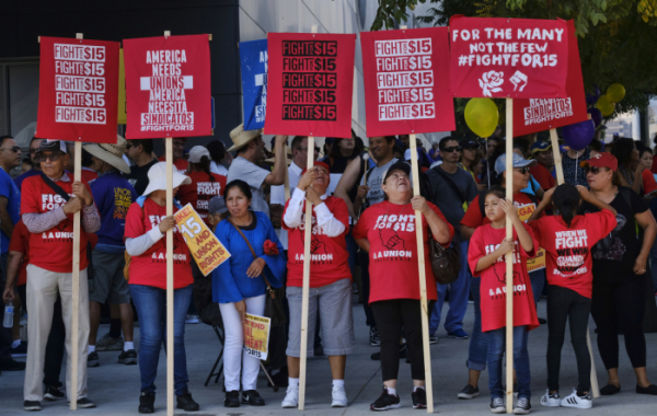 ▲2017년 9월 미국 캘리포니아주 로스앤젤레스(LA)에서 최저임금 인상을 주장하는 노동조합이 팻말을 들고 있다. LA/AP뉴시스