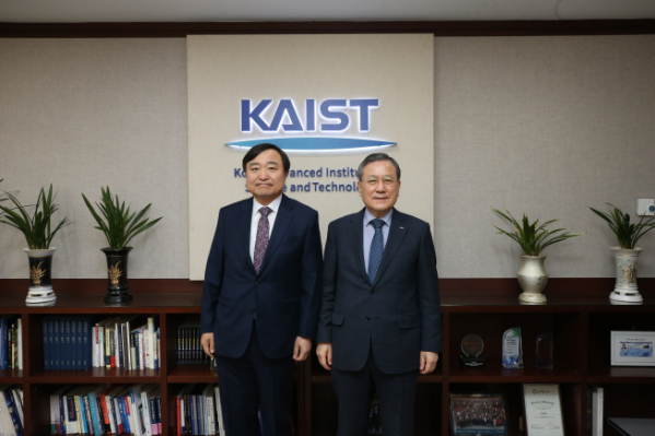 ▲8일 안현호 KAI 사장(왼쪽)과 신성철 KAIST 총장이 만나 위성 분야 협력을 논의했다.  (사진제공=KAI)