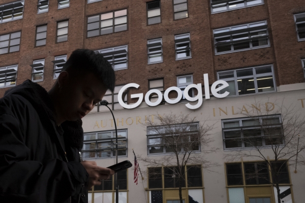 ▲휴대전화를 사용하는 한 남성이 미국 뉴욕의 구글 사무실 앞을 지나가고 있다. (뉴욕/AP연합뉴스)