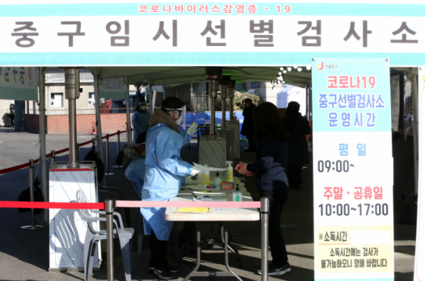 ▲서울 중구 서울역광장에 마련된 임시선별진료소에서 의료진이 안내를 하고 있다.  (뉴시스)