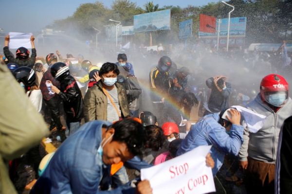 ▲미얀마 수도 네피도에서 9일 경찰이 이틀째 물대포를 동원해 시위대 해산에 나서고 있다. 네피도/로이터연합뉴스  
