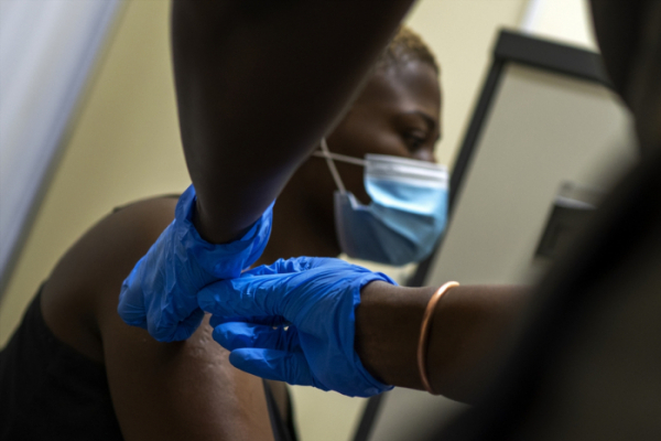 ▲남아프리카공화국 요하네스버그 외곽 한 병원에서 한 자원봉사자가 시험 백신을 맞고 있다.  (AP/뉴시스)