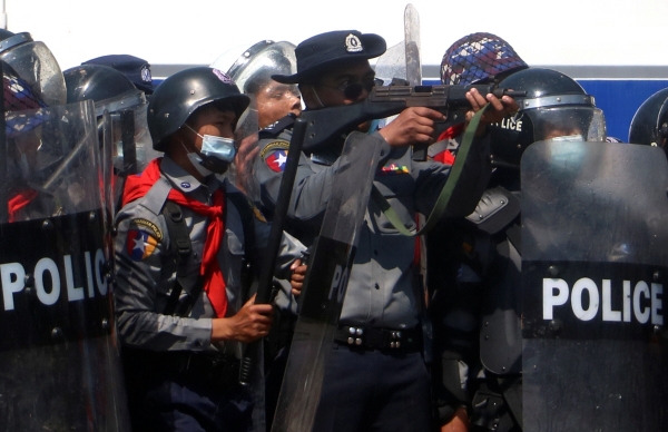 ▲미얀마 수도 네피도에서 9일(현지시간) 경찰이 쿠데타 규탄 시위대와 충돌 도중 시위대를 향해 총을 겨누고 있다. 네피도/로이터연합뉴스
