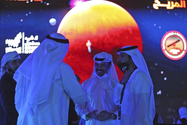▲9일(현지시간) 아랍에미리트(UAE) 두바이에서 UAE 화성탐사선 ‘아말’의 화성 궤도 진입 관련 생방송을 앞두고 사람들이 이야기를 나누고 있다. 두바이/AP뉴시스
