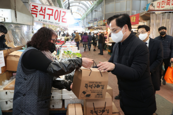 ▲강성천 중소벤처기업부 차관이 설 명절을 맞아 대전광역시 대덕구 중리전통시장을 방문했다.  (사진제공=중소벤처기업부)