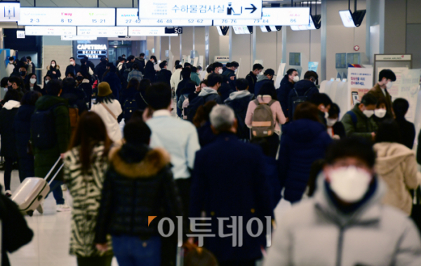 ▲지난달 10일 김포공항이 이용객으로 붐비고 있다. (고이란 기자 photoeran@)