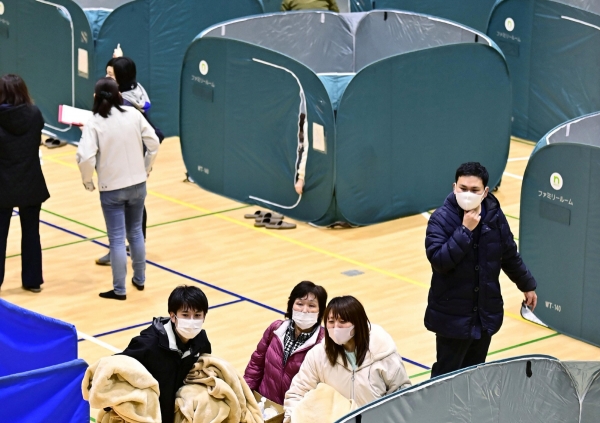 ▲일본 후쿠시마현 소마시에서 지진 발생 다음 날인 14일 시민들이 임시 대피소에 모여 있다. 소마/로이터연합뉴스 
