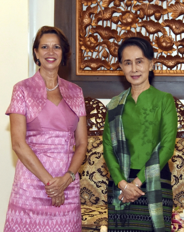 ▲2018년 6월 13일(현지시간) 크리스틴 슈래너 버기너(왼쪽) 유엔 미얀마 특사가 아웅산 수치 미얀마 국가고문과 만나 인사를 나누고 있다. 네피도/AP뉴시스
