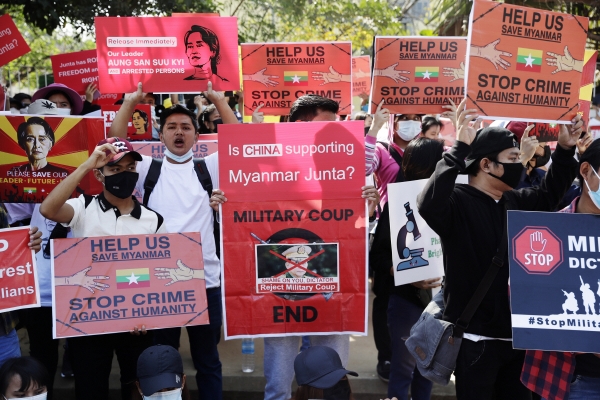 ▲미얀마 양곤의 중국 대사관 앞에서 14일 시위대가 중국의 미얀마 군부 지원에 항의하는 플래카드를 들고 시위하고 있다. 양곤/EPA연합뉴스 

