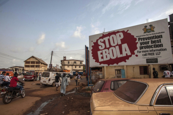 ▲기니가 14일(현지시간) 에볼라바이러스 유행을 공식 선언했다. 사진은 에볼라 바이러스가 서아프리카 전역을 강타했던 2016년 1월 시에라리온의 한 시내에 에볼라 예방과 관련한 입간판이 설치된 모습. 프리타운/AP뉴시스