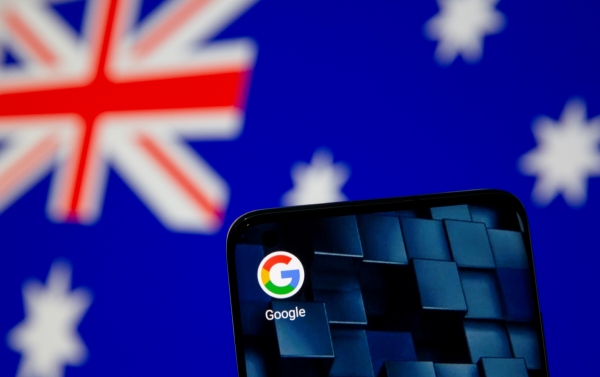 ▲스마트폰 너머로 호주 국기가 보이고 있다. 로이터연합뉴스
