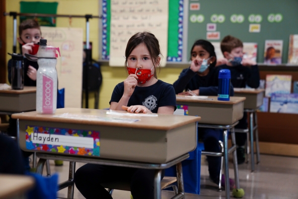 ▲미국 매사추세츠주 보스턴의 한 학교 교실에서지난달 28일(현지시간) 학생들이 자신의 코 속에 직접 면봉을 집어넣어 신종 코로나바이러스 감염증(코로나19) 검체를 채취하고 있다. 보스턴/로이터연합뉴스
