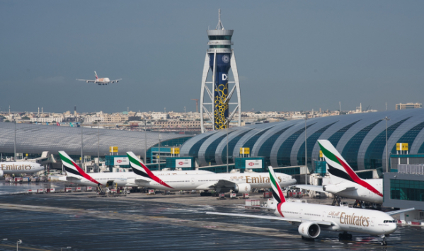 ▲아랍에미리트(UAE) 두바이 국제공항에 2019년 12월 11일 에미레이트 항공의 여객기가 착륙해있다. 두바이/AP연합뉴스