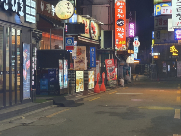 ▲수도권 사회적 거리두기 단계가 한 단계 하향한 첫 날인 15일 서울시 종로구 종각역 인근 거리가 한산하다. (이다원 기자 leedw@)