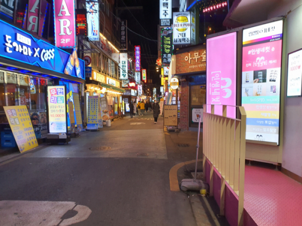 ▲사회적 거리두기 단계가 2단계로 하향한 첫 날인 15일 오후 9시께 서울시 광진구 건대맛의거리 식당가의 모습. 인적이 드물다.  (이다원 기자 leedw@)
