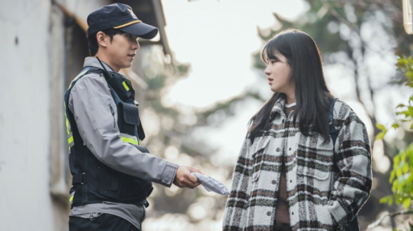 ▲‘마우스’ 이승기, 박주현(사진제공=tvN)