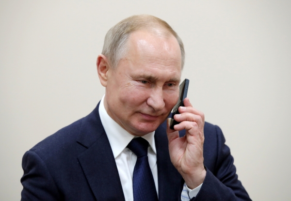 ▲블라디미르 푸틴 러시아 대통령이 2019년 12월 23일 러시아 아디게야 공화국에서 전화통화를 하고 있다. 로이터연합뉴스
