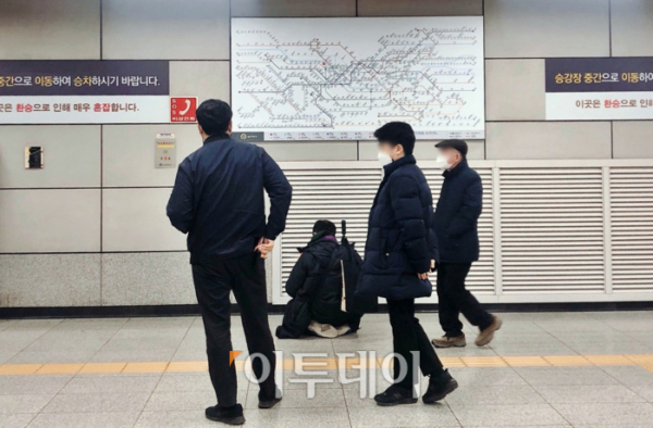 ▲서울 지하철 2호선 당산역에서 서울교통공사 직원 2명이 퇴근 시간 취객(가운데)을 상대하고 있다.  (홍인석 기자 mystic@)