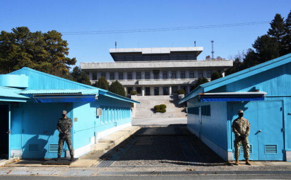 ▲지난해 11월 경기도 파주시 판문점 자유의 집에서 유엔사 장병들이 비무장 상태로 경계근무를 서고 있다. (뉴시스)