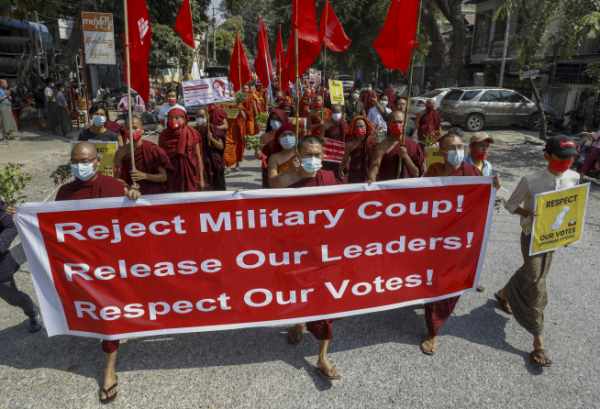 ▲미얀마 만달레이에서 16일(현지시간) 승려들이 군부 쿠데타 반대 시위를 진행하고 있다. 만달레이/AP연합뉴스