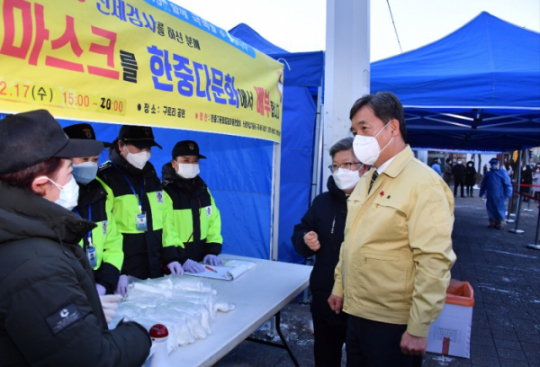 ▲서정협 서울시장 권한대행이 16일 구로리 어린이공원에 마련된 찾아가는 선별진료소를 방문했다.  (사진제공=서울시)