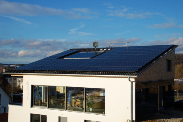 ▲독일 아우크스부르크(Augsburg)시 주택 지붕에 설치된 한화큐셀 태양광 모듈. (사진=한화큐셀)