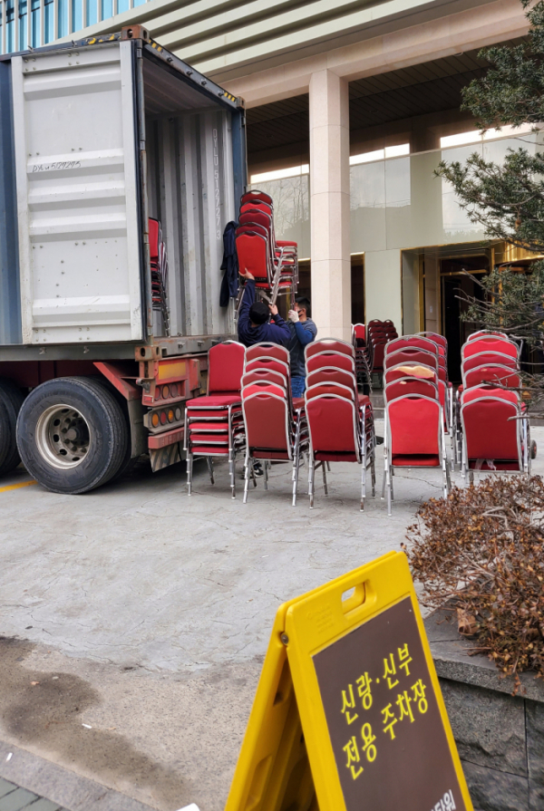 ▲지난달 31일 폐업한 서울 구로구에 위치한 A 웨딩홀. 31일 오전 인부들이 결혼식에 쓰이던 의자를 트럭에 싣고 있다.  (안유리 기자 inglass@)