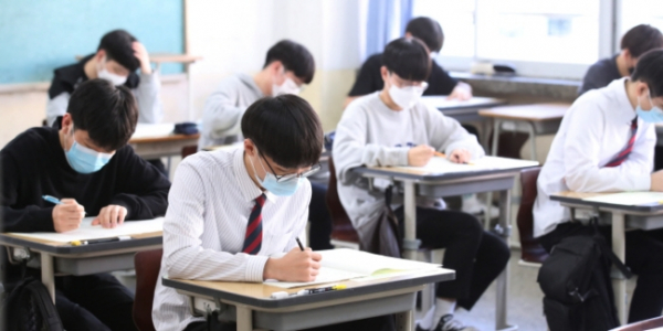 ▲지난해 5월 서울의 한 고등학교 3학년 학생들이 전국연합학력평가를 보고 있는 모습. 정부는 오는 2025학년도부터 모든 고등학교에 고교학점제를 전면 도입할 계획이다. (연합뉴스)
