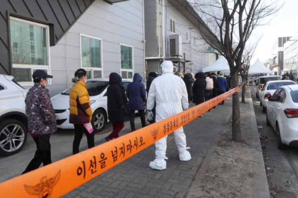 ▲17일 경기도 남양주시 진건읍 진관산업단지에서 근로자들이 신종 코로나바이러스 감염증(코로나19) 검사를 위해 줄지어 대기하고 있다.  (연합뉴스)