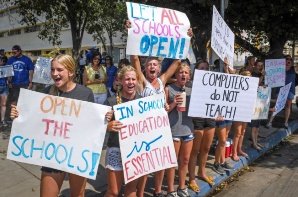 ▲미국 캘리포니아주 프레즈노의 지방법원에서 작년 9월 15일 학생들을 등교시켜야 한다고 주장하는 시위가 열리고 있다. 프레즈노/AP연합뉴스 