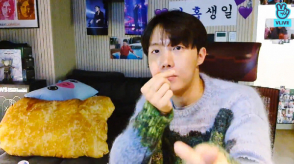 ▲제이홉(정호석) 생일 브이앱(사진=브이라이브 캡처)