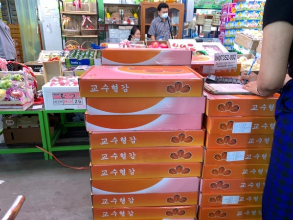 ▲태국에서 판매 되고 있는 중국산 배 포장재에 어색한 한글이 인쇄돼 있다.  (연합뉴스)