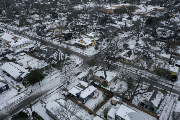 ▲미국 텍사스주 오스틴 지역의 동네가 16일(현지시간) 최악의 한파 속에서 눈과 얼음으로 뒤덮여 있다. 오스틴/AP연합뉴스
