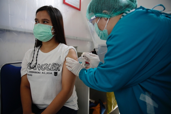 ▲11일 인도네시아 자카르타에서 한 여성이 코로나19 백신을 접종하고 있다. 자카르타/EPA연합뉴스
