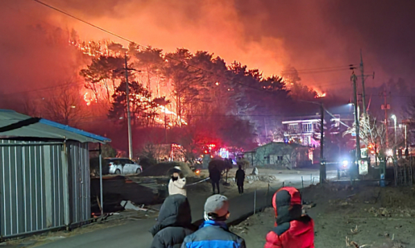 ▲19일 강원 양양군 양양읍 사천리의 야산에서 화재가 발생해 점차 번지고 있다. (연합뉴스)