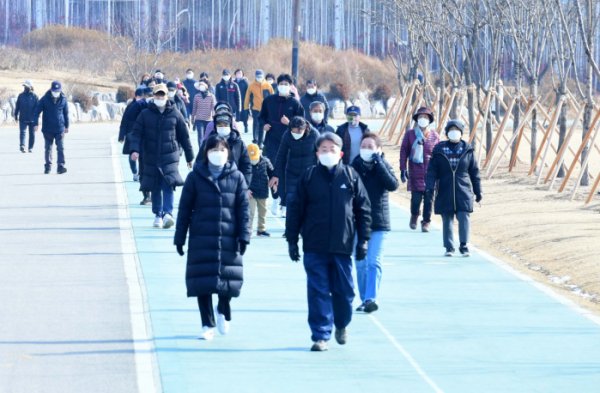 ▲서울 동작구 보라매공원에서 시민들이 산책을 하고 있다. 신태현 기자 holjjak@