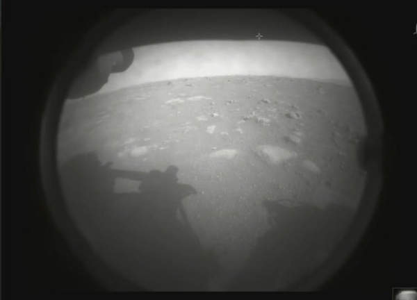 ▲미국 항공우주국(NASA)는 18일(현지시간) 화성 로봇 탐사선 퍼서비어런스가 화성 표면에 무사 도착했다고 밝혔다. 사진은 퍼서비어런스가 지구로 전송한 첫 이미지. 출처=NASA 트위터